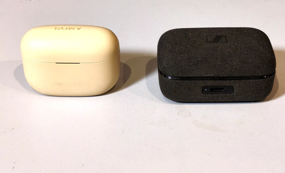左がLinkBuds S、右がMOMENTUM True Wireless 4の充電ケース