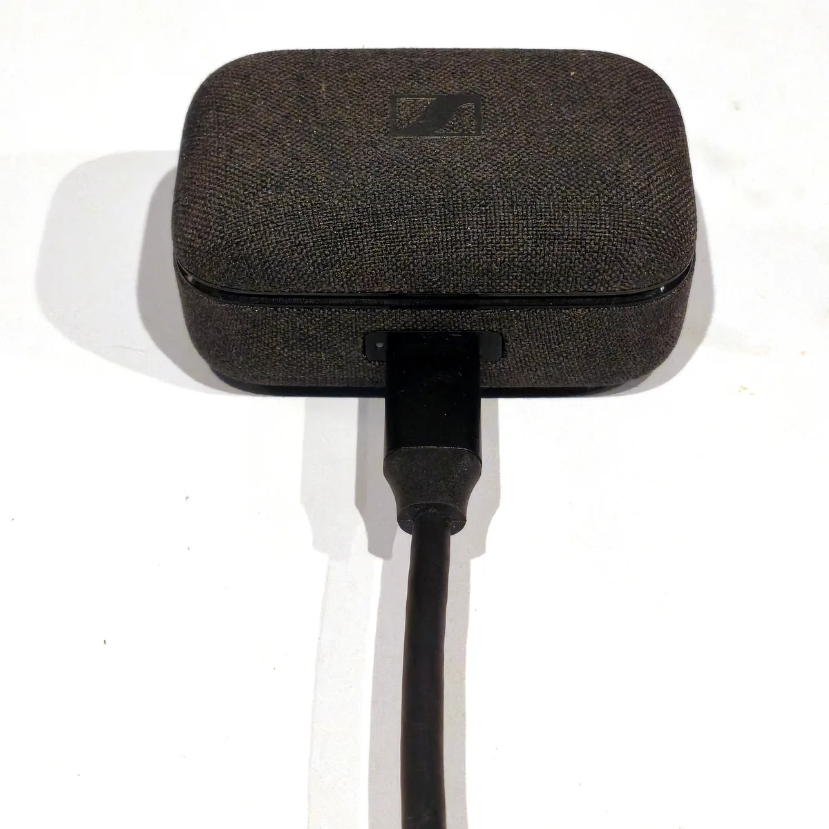 ケースの正面にUSB-Cケーブルを挿した状態。ケーブルが手前に飛び出す