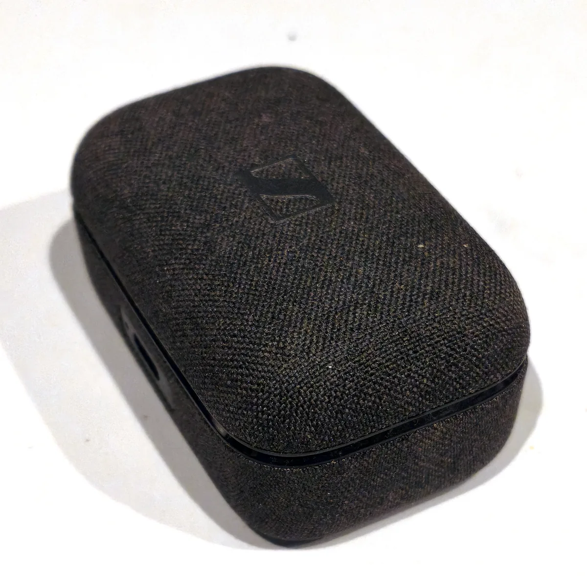 MOMENTUM True Wireless 4のファブリック素材のケース