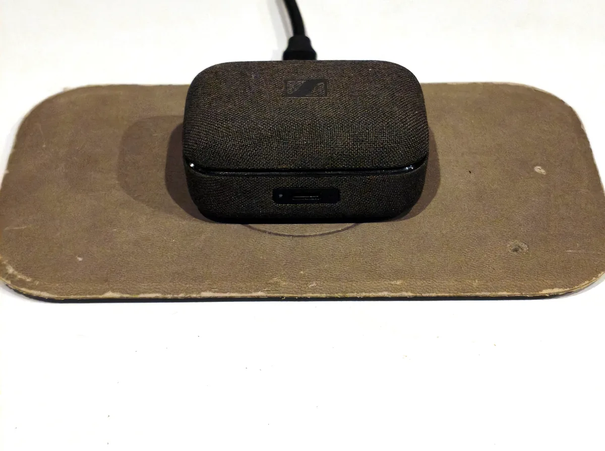 自宅ではワイヤレス充電器に置いて充電している